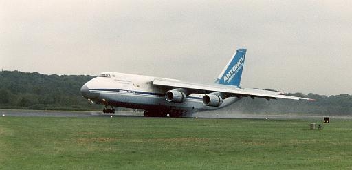 1999-09 Antonov met 3 chinooks uit albanie.jpg